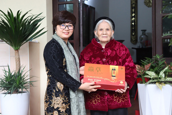 Chị Kiều Hưng tặng Đông trùng Hạ thảo Đại Vinh cho bà nội - cụ Lê Thị Thước.