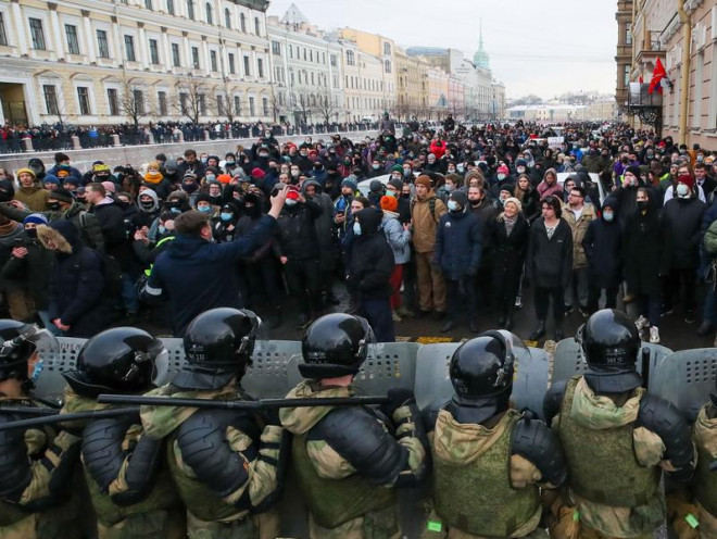 Lực lượng an ninh giữ chân người biểu tình&nbsp;Kazakhstan. Ảnh: TASS