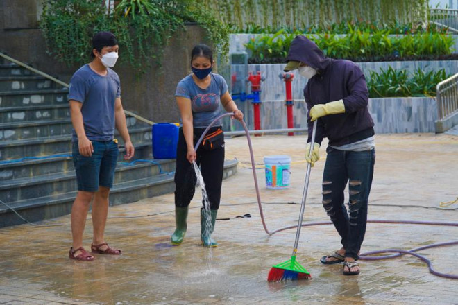 Công nhân đã hoàn thành những công đoạn cuối cùng tại công trình, tiến hành dọn dẹp chuẩn bị cho ngày khánh thành. Ảnh: BT.