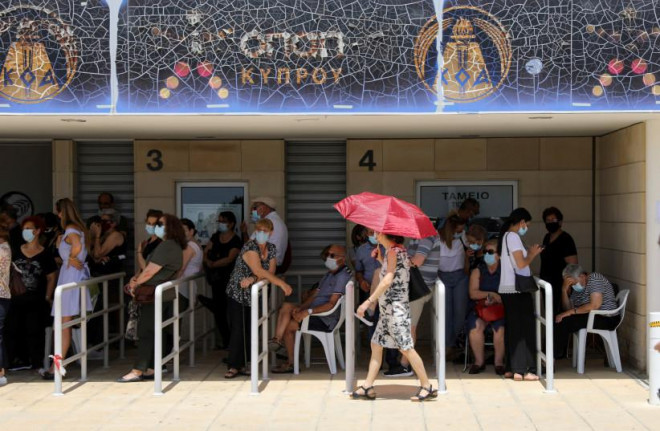 Người dân đợi bên ngoài trung tâm tiêm chủng ở TP Limassol, Cyprus. Ảnh: Reuters