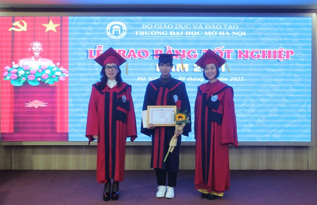 Phạm Nguyên nhận Bằng tốt nghiệp tại trường ĐH Mở Hà Nội ngày 9/1/2022.