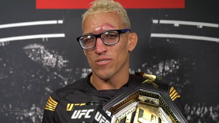 Charles Oliveira đang giữ đai hạng nhẹ UFC