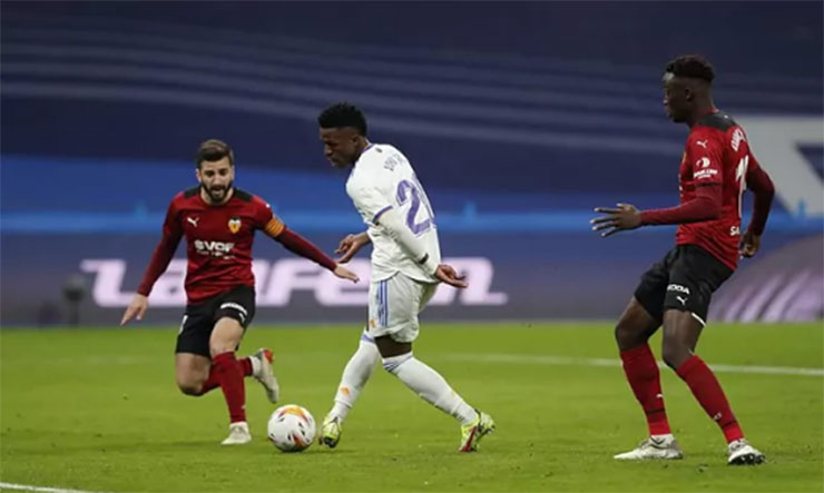 Cú đúp chóng vánh của Vinicius vào lưới Valencia trong hiệp 2