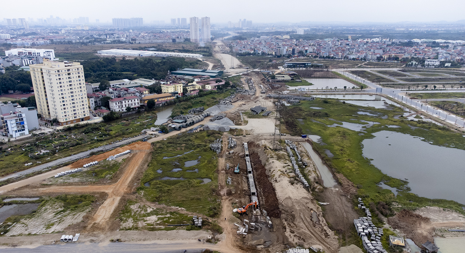 Nhìn từ trên cao dự án có chiều dài 5,6 km, thì đa số các hạng mục thi công đều nằm trong tình trang dang dở