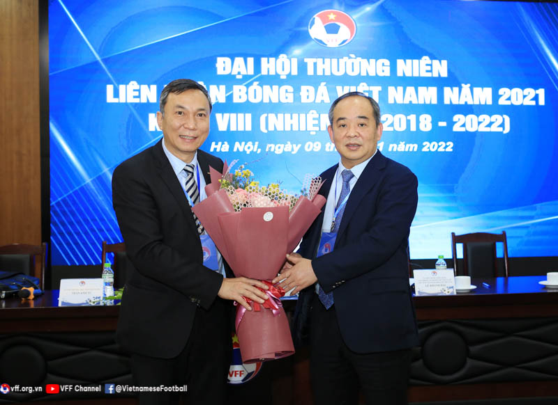 Ông Trần Quốc Tuấn (trái)&nbsp;đảm nhiệm chức quyền Chủ tịch VFF
