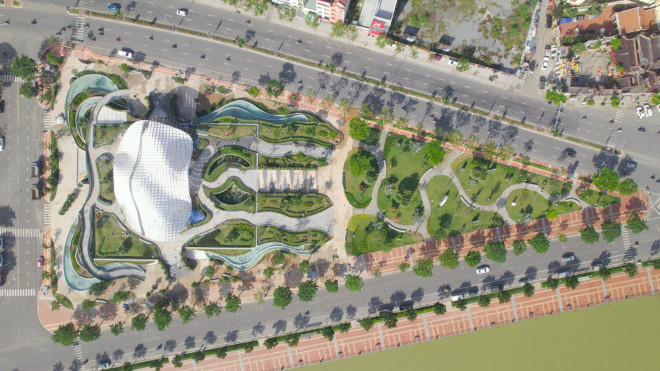 Vườn tượng APEC mở rộng nằm ở phường Bình Hiên, quận Hải Châu, có tổng mức đầu tư gần 760 tỷ đồng. Trong đó, chi phí đền bù giải toả hơn 623 tỷ đồng, chi phí xây dựng 130 tỷ đồng.