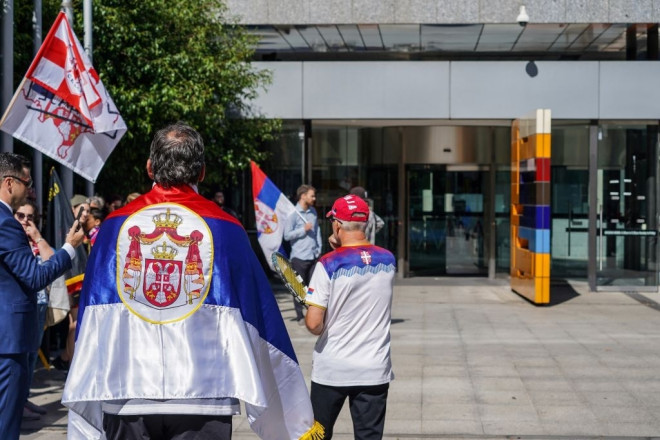 Những người ủng hộ Djokovic đến tòa cổ vũ thần tượng. ẢNH: GETTY