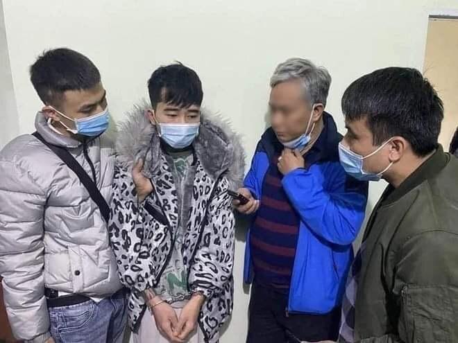 Nguyễn Văn Nam (mặc áo vằn đứng thứ 2 từ trái qua phải) tại thời điểm bị bắt giữ
