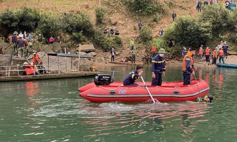 Cảnh sát tìm thấy thi thể 3 người trong một gia đình trên sông Mã - hình ảnh 2
