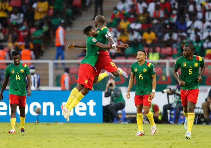 Cameroon ngược dòng ngay trong hiệp 1 nhờ 2 quả penalty