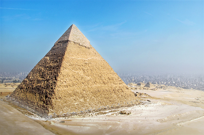 Đại kim tự tháp Giza, Ai Cập: Kỳ quan lâu đời nhất và là kỳ quan duy nhất về cơ bản vẫn còn tồn tại cho đến ngày nay chính là Đại kim tự tháp. Đó là một trong 3 kim tự tháp, Khufu, Khafre và Menkaure, được dựng lên ở bờ tây sông Nile gần Giza ở miền bắc Ai Cập và được hoàn thành vào khoảng năm 2570 trước Công nguyên.
