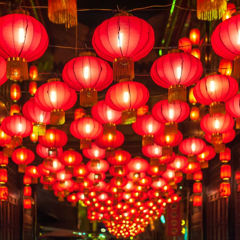 Đỏ - May mắn: Trong văn hóa Trung Quốc cũng như Việt Nam, đỏ là màu đi liền với may mắn. Đó là lí do trong các đám cưới hay phong bao lì xì, màu đỏ thường là màu chủ đạo.