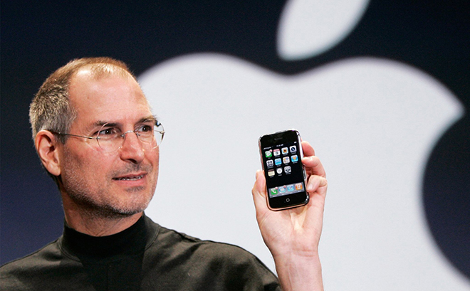 Steve Jobs và chiếc iPhone đầu tiên.