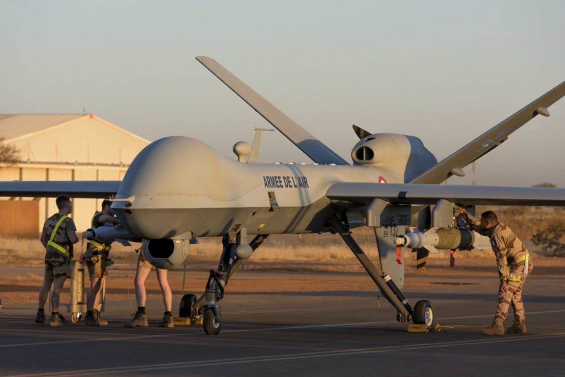 Máy bay không người lái MQ-9 Reaper có giá treo vũ khí ở hai bên cánh.