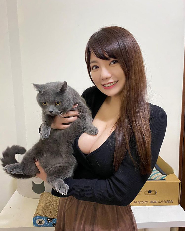 Câu chuyện của các người đẹp đăng ảnh bên cún cưng, mèo cưng luôn thu hút quan tâm của công chúng, đặc biệt khi liên quan tới những vụ việc tìm thú cưng bị thất lạc. Người đẹp Yukina gần đây đăng ảnh tìm mèo lạc khiến các fan nam tới tấp muốn lập công.
