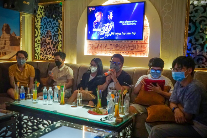 Sau giờ làm, anh Thành Văn cùng các đồng nghiệp đến karaoke để giải trí. Anh chia sẻ: “Thấy quán karaoke trang bị đầy đủ đồ sát khuẩn cũng như phòng cách ly, mình yên tâm hơn.”