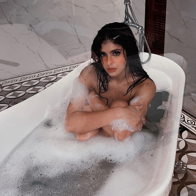 Mới đây, người mẫu Andrea Aybar thu hút sự chú ý của cư dân mạng khi tung loạt ảnh nude, ngâm mình trong bồn tắm lên trang cá nhân. Diễn viên “Nhà trọ Balanha” chia sẻ: “Hà Nội đâu có lạnh”.
