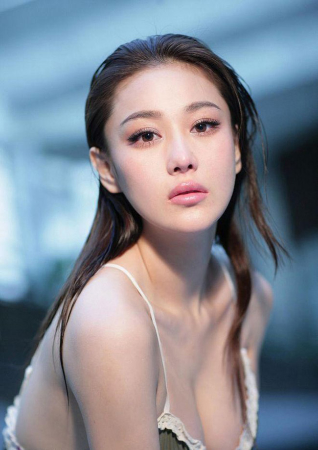 Nữ diễn viên thậm chí bị gọi là "trà xanh" bê bối trong làng giải trí Hoa ngữ.
