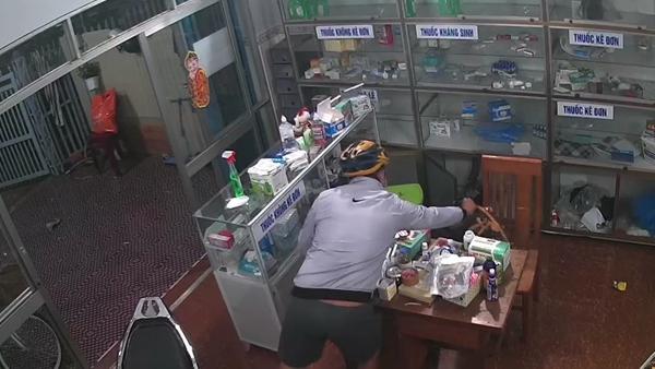 Hành vi trộm tài sản của Nguyễn Hải Sơn bị camera an ninh ghi lại.