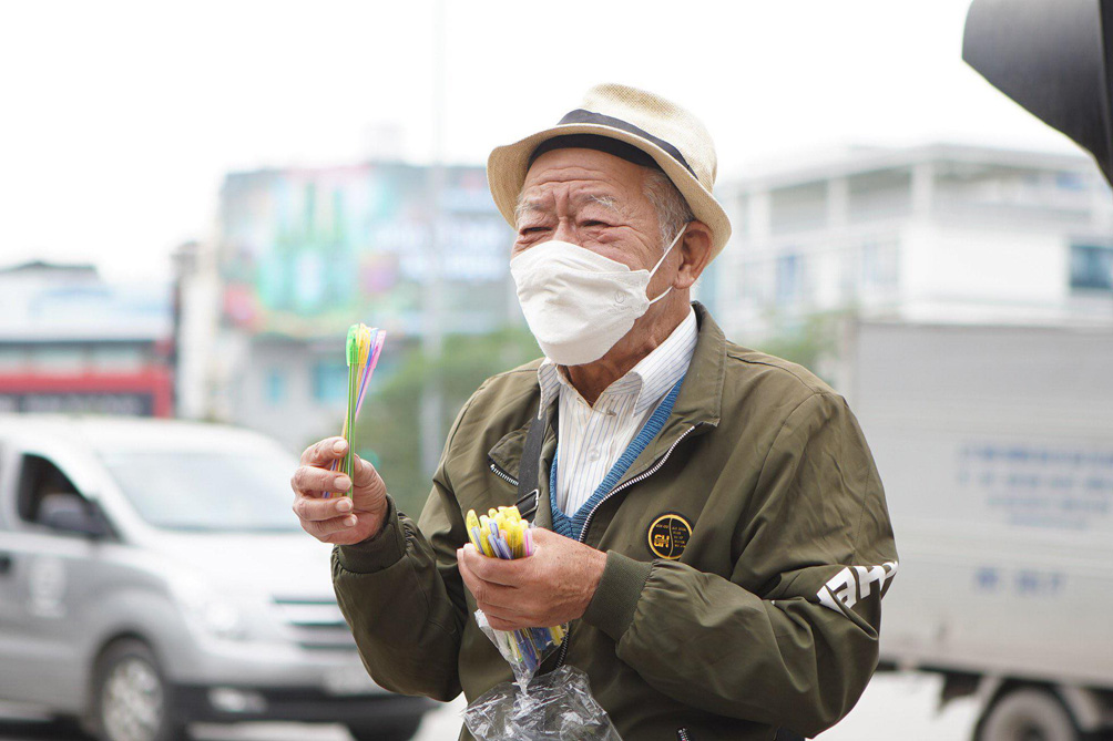 Khi nào thấy mệt, ông Diệp lại ngồi trên bậc thềm nghỉ ngơi. Chị Nhung - một người dân sống gần nơi ông Diệp bán hàng cho biết: “Tôi biết đến ông qua Facebook mọi người chia sẻ. Tôi đi qua đây rất nhiều lần tìm ông, nhưng đây là lần đầu tiên gặp được ông để mua bút. Khi biết hoàn cảnh của ông, tôi rất thương vì đang trong mùa dịch lại rét mướt như thế này mà ông cụ vẫn ra đường đứng bán bút, xót lắm”.