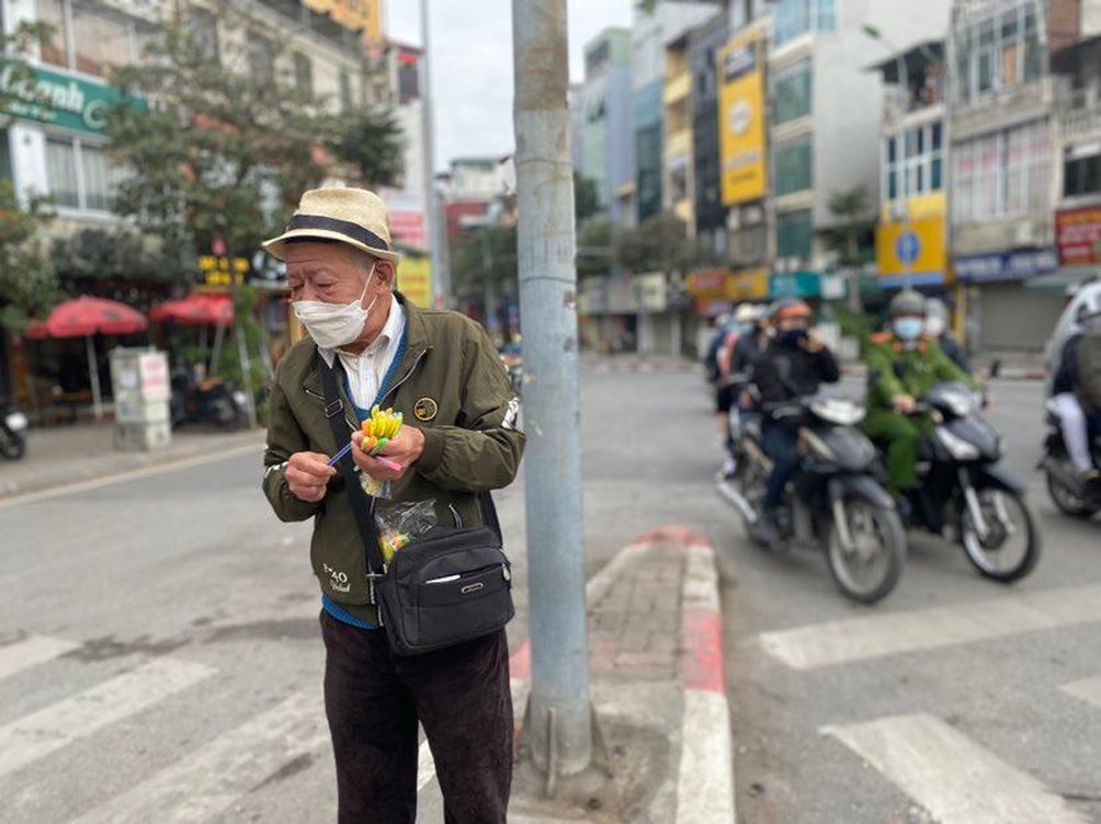 “Mỗi lần đi bán hàng, tôi mang khoảng gần 200 chiếc bút bi thôi. Dạo trước ế lắm, giờ nhiều người biết đến mua ủng hộ nên tôi bán nhanh hơn”, ông Diệp nói.