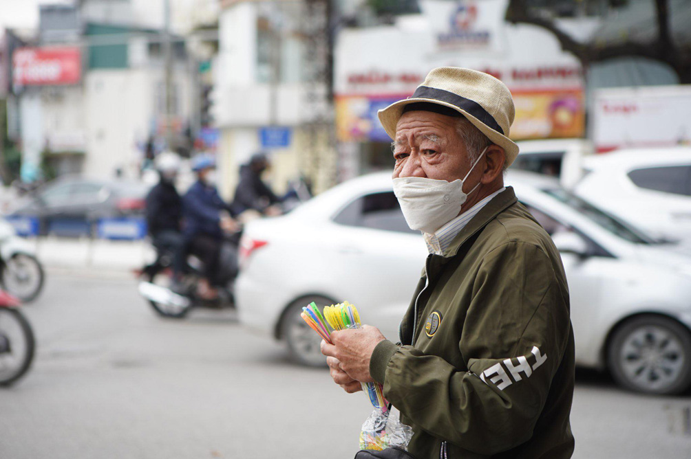 Dù được nhiều người mua ủng hộ nhưng ông Diệp không tham, mỗi lần ông chỉ mang đầy chiếc túi (khoảng 200 chiếc bút bi), khi nào bán hết, ông lại về nhà nghỉ cho đỡ mệt rồi mới đi bán tiếp.