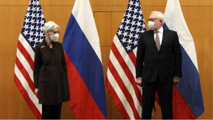 Thứ trưởng Ngoại giao Mỹ Wendy Sherman (trái) và Thứ trưởng Ngoại giao Nga Sergey Ryabkov tại cuộc họp ở Geneva (Thụy Sĩ) ngày 10-1. Ảnh: RT