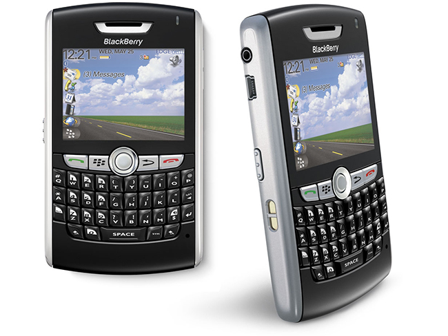 6. Blackberry 8800

Blackberry 8800 dành cho những ai vừa thích trackball của BlackBerry Pearl, vừa có bàn phím QWERTY đầy đủ. Sản phẩm khá mỏng, có GPS và hỗ trợ soạn email nhưng vẫn thiếu Wi-Fi và 3G.
