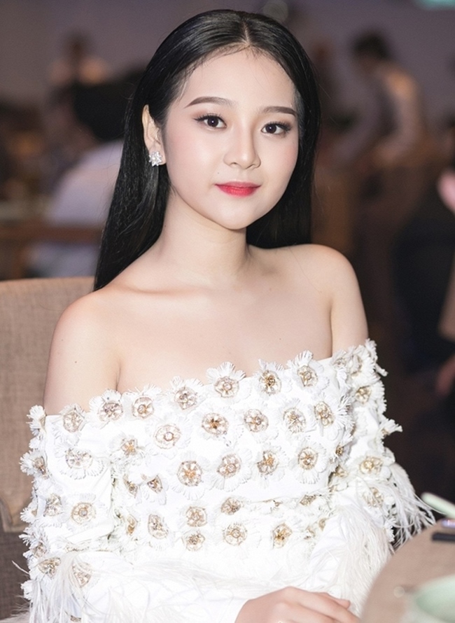 Tam Triều Dâng sinh năm 1998, quê ở Tây Ninh, được biết đến với vai trò diễn viên. Bước vào điện ảnh từ năm 12 tuổi và sở hữu gương mặt khá giống với Angela Phương Trinh ngày bé nên Lê Tam Triều Dâng từng được xem là 'bản sao' của Angela Phương Trinh.
