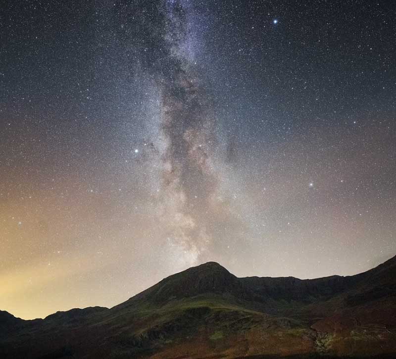 Một bức ảnh chụp nhanh tuyệt đẹp của dải ngân hà trên hồ Buttermere ở Cumbria.&nbsp;Một trong những thách thức lớn nhất khi chụp ảnh thiên văn là trúng vào ngày trời có nhiều mây. Đặc biệt, vào những tháng mùa đông, nhiệt độ -10 độ C nhưng nhiếp ảnh gia Dan buộc phải mặc ít áo ấm để không bị cản trở khi chụp ảnh.