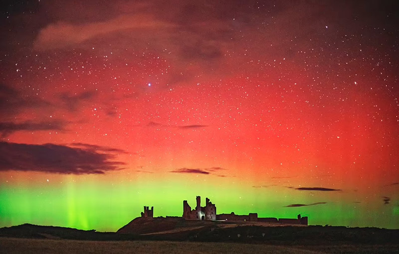 Đây là hình ảnh cực quang trên trên tàn tích của lâu đài Dunstanburgh có từ thế kỷ 14 ở Northumberland. Ở Vương quốc Anh, rất hiếm khi cực quang xuất hiện. Thông thường, cực quang sẽ xuất hiện nhiều ở phía bắc Scotland trong điều kiện thời tiết không u ám.