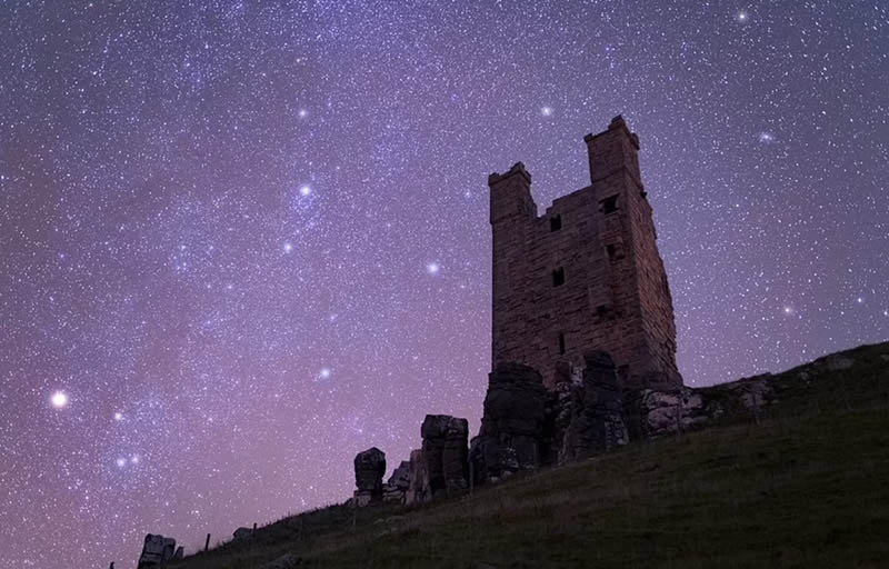 Một bầu trời đầy sao trên lâu đài Dunstanburgh ở Northumberland.&nbsp;Trong bức ảnh này có thể thấy một số chòm sao nổi bật như Auriga, Perseus, Andromeda và Aries.