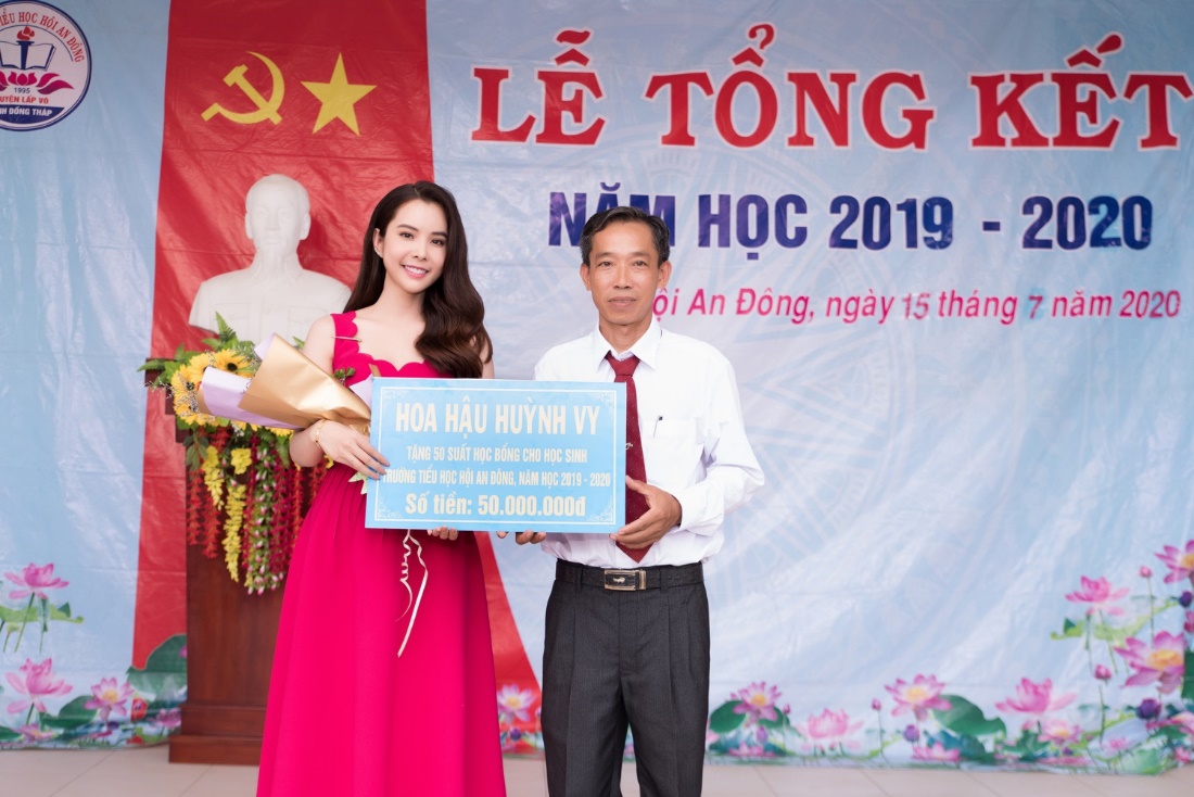 Hoa hậu Huỳnh Vy bật khóc khi bất ngờ được lãnh đạo quê nhà tôn vinh - 3