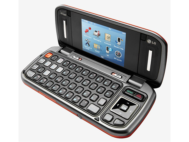 13. LG EnV

Được giới thiệu vào cuối năm 2006, EnV được tạo ra cho những người muốn có các tính năng của điện thoại thông minh nhưng vẫn muốn dùng màn hình cảm ứng. Sản phẩm giống như một chiếc điện thoại thông thường từ phía trước, khi mở ra lại giống như một cuốn sách để lộ bàn phím đầy đủ và màn hình thứ hai cho đa phương tiện. LG EnV rất tuyệt nhưng vẫn chưa bằng iPhone.
