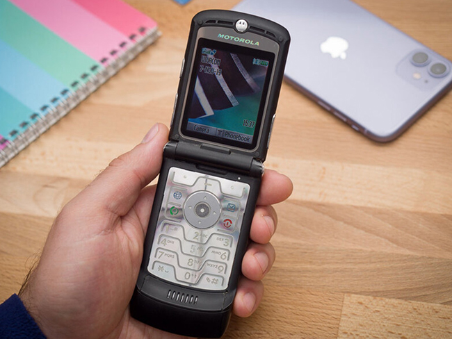 10. Motorola Razr

Motorola Razr là một trong những chiếc điện thoại phổ biến năm 2004, thậm chí vẫn “hot” khi iPhone đầu tiên được phát hành. Thiết bị này cực mỏng và đã bán được 130 triệu điện thoại trong 4 năm. Motorola đã phát hành phiên bản cập nhật của Razr vào năm 2019, tham gia vào thị trường điện thoại màn hình gập lại đang phát triển.
