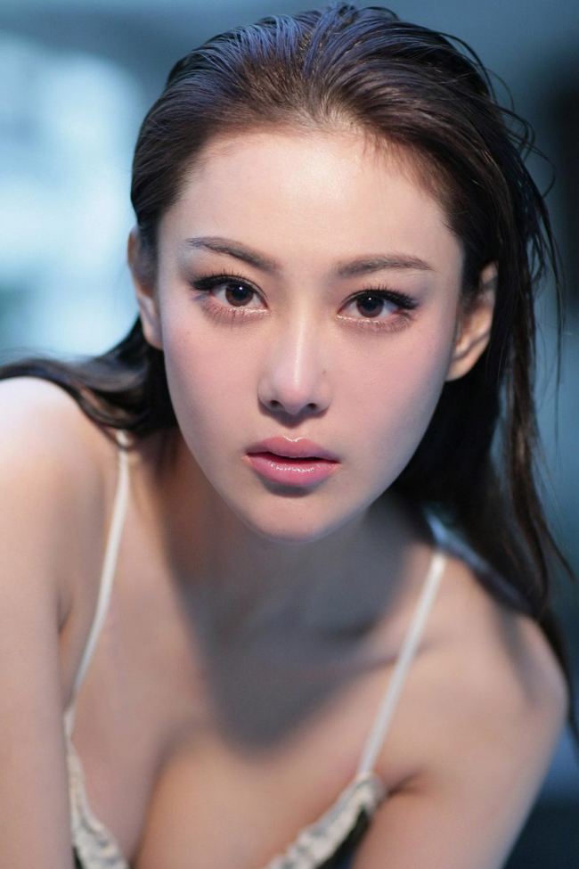 Trương Hinh Dư là một người đẹp nổi tiếng, có hình thể gợi cảm.

