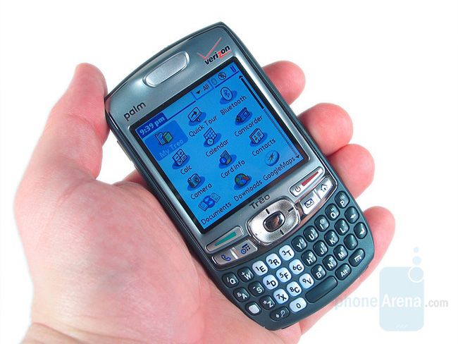 8. Palm Treo 700 và 755p

Những chiếc Palm Treos đã ra mắt trước iPhone một tháng nhưng không thể đánh bại “đối thủ”. Ngay cả Palm Treo 755p được cập nhật cũng không bổ sung thêm kết nối Wi-Fi hoặc camera chất lượng. Không giống như hầu hết các điện thoại Treos khác, chúng chạy trên Windows Mobile.
