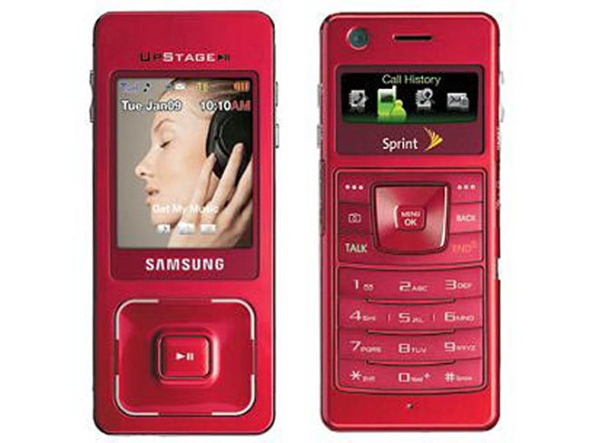 11. Samsung UpStage

Samsung UpStage là một nỗ lực đáng ngưỡng mộ (vào thời điểm đó) khi kết hợp điện thoại và máy nghe nhạc. Một bên hỗ trợ giải trí, bên kia có bàn phím chữ và số tiêu chuẩn để thực hiện cuộc gọi. Sản phẩm này không dễ sử dụng và không thể thay pin nhưng lại cung cấp rất nhiều tính năng.
