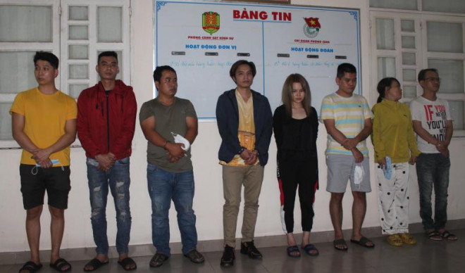 8 đối tượng trong đường dây môi giới mại dâm bị công an bắt giữ.