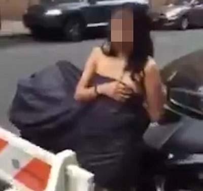 Cô vợ 22 tuổi bị chồng bắt khỏa thân trên phố đã phải dùng tấm bạt che thân để khỏi xấu hổ. Ảnh: Mirror.