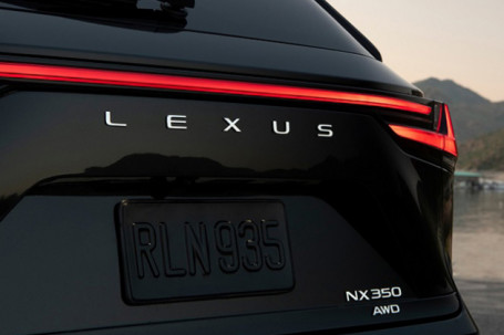 Lexus sẽ thay thế logo phía sau đuôi xe bằng nhận diện "sang chảnh" hơn