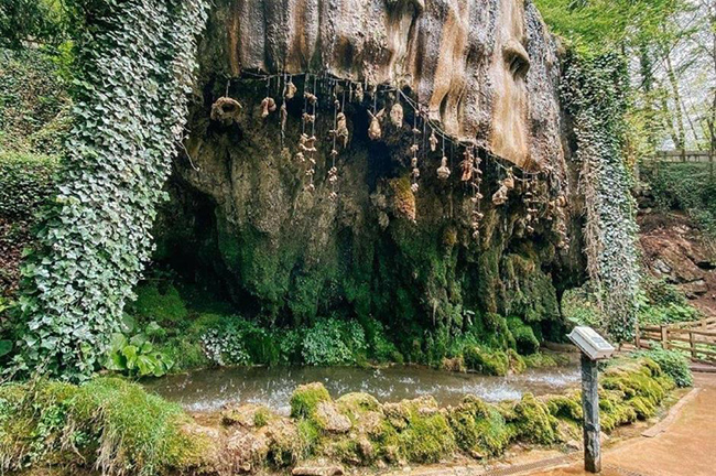 Hang Shipton và Giếng hóa đá, North Yorkshire, Vương quốc Anh: Địa điểm này được cho là nơi sinh ra nữ tiên tri Mẹ Shipton, người sở hữu miệng giếng&nbsp;có thể biến bất kỳ vật thể nào thành đá. Đây được coi là điểm thu hút du khách lâu đời nhất của nước Anh.
