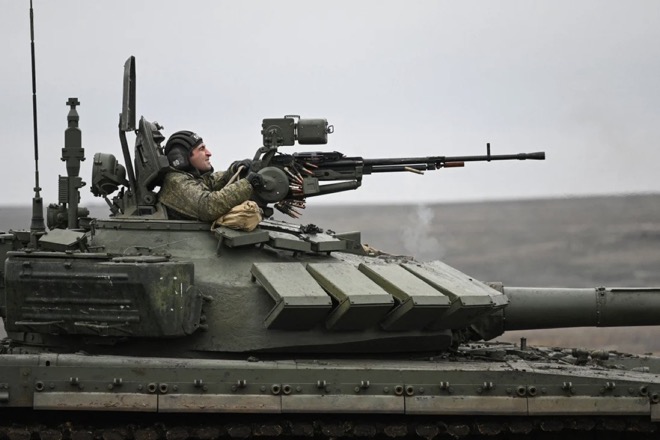 Binh sĩ Nga khai hỏa vũ khí trong một cuộc tập trận vào tháng 12.2021.
