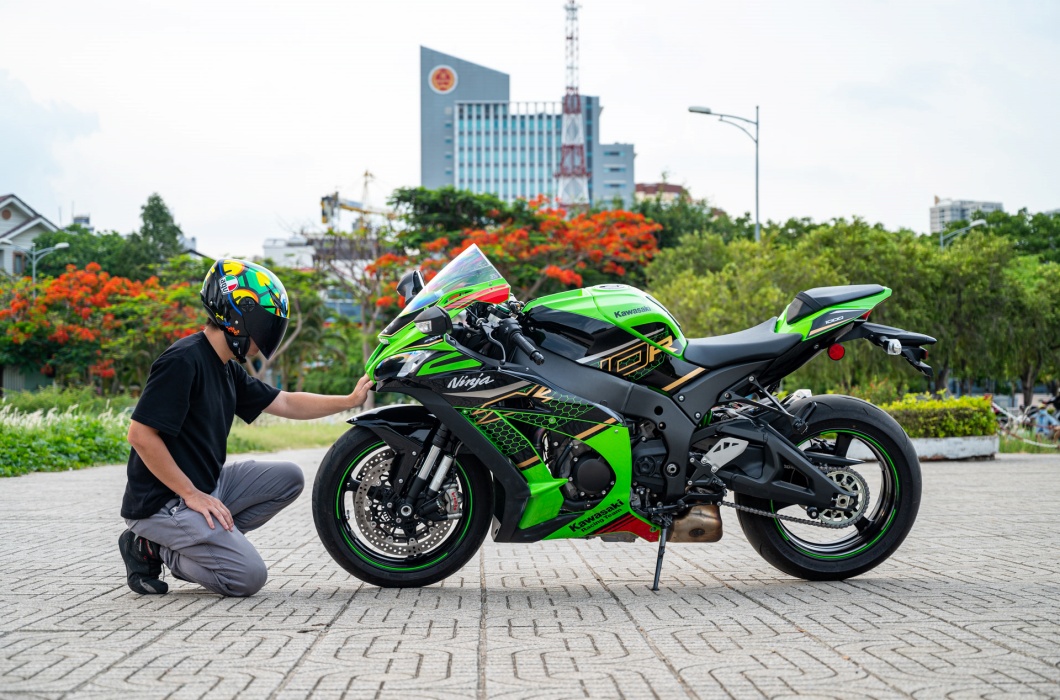 Sức mạnh trên cho phép Ninja ZX-10R tăng tốc từ 0-100 km/h trong vòng 2,9 giây trước khi đạt vận tốc tối đa 299 km/h.
