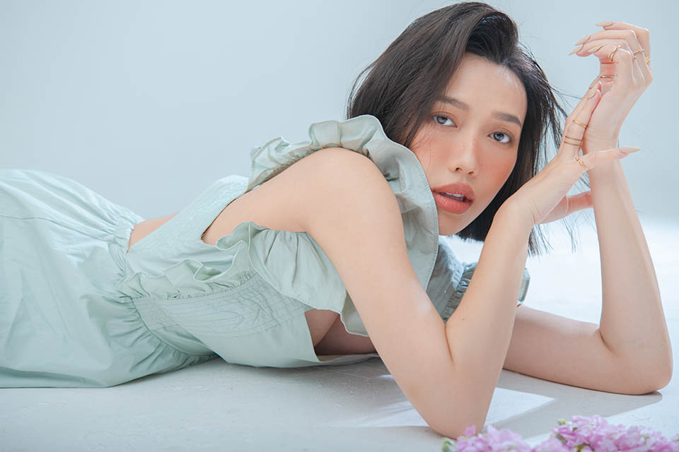 Trong loạt ảnh, Diệu Nhi thể hiện hình tượng trong trẻo, nhẹ nhàng. Cách sử dụng hoa làm phụ kiện, make-up "tàn nhang" đang là xu hướng đã góp phần tạo nên tổng thể phù hợp, hài hòa trong từng khoảnh khắc.