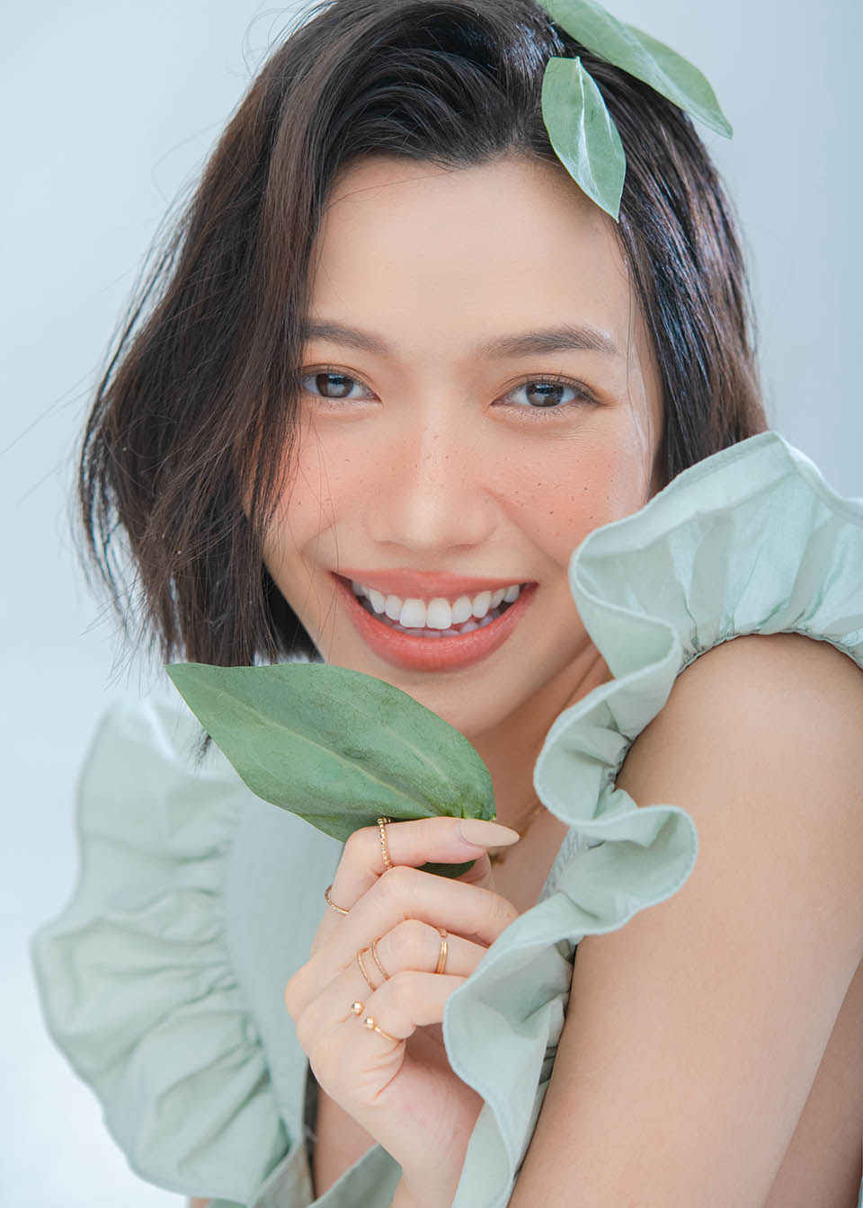 “Nhi nghĩ mình không chỉ có 2 cá tính đâu. Còn nhiều hơn thế nữa. Và Nhi nhận ra rằng mình dành nhiều sự quyết liệt trong công việc. Ở cuộc sống hàng ngày, tâm hồn của Nhi lại nhẹ nhàng và tinh tế hơn. Có khi còn mau nước mắt. Nhưng nói về hình ảnh Diệu Nhi hiện tại, Nhi thấy đây là lúc Nhi đẹp nhất”, cô tâm sự.