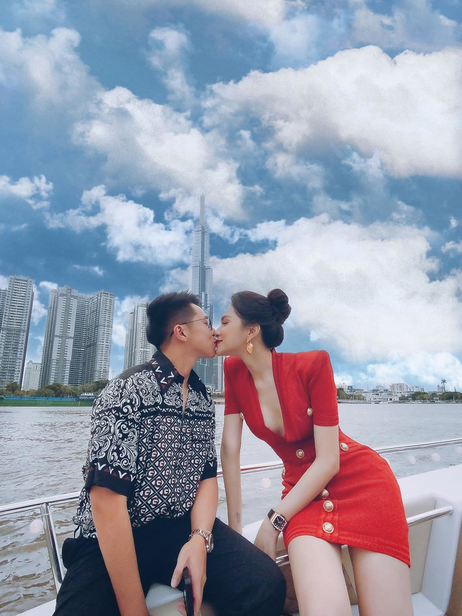Trên du thuyền, Hương Giang và bạn trai Matt Liu có giây phút ngọt ngào lãng mạn.
