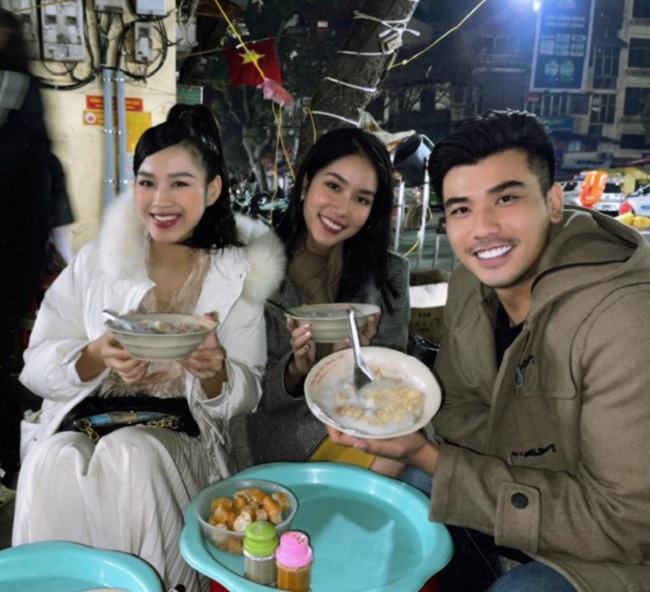Hoa hậu Đỗ Thị Hà và Á hậu Phạm Ngọc Phương Anh có những phút giây thoải mái cùng đi ăn vỉa hè.
