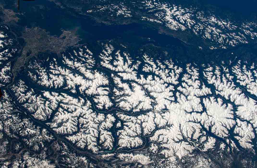 3. Khung cảnh dãy núi phủ đầy tuyết ở British Columbia và thành phố Vancouver.
