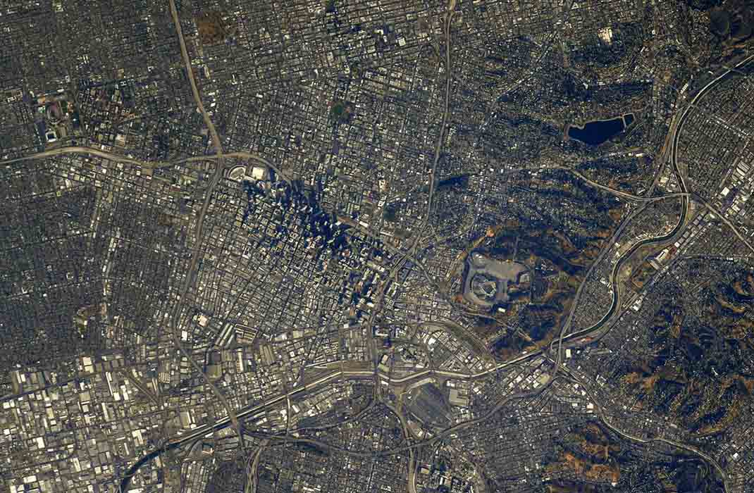 5. Quang cảnh từ trên cao của trung tâm thành phố Los Angeles, Mỹ.
